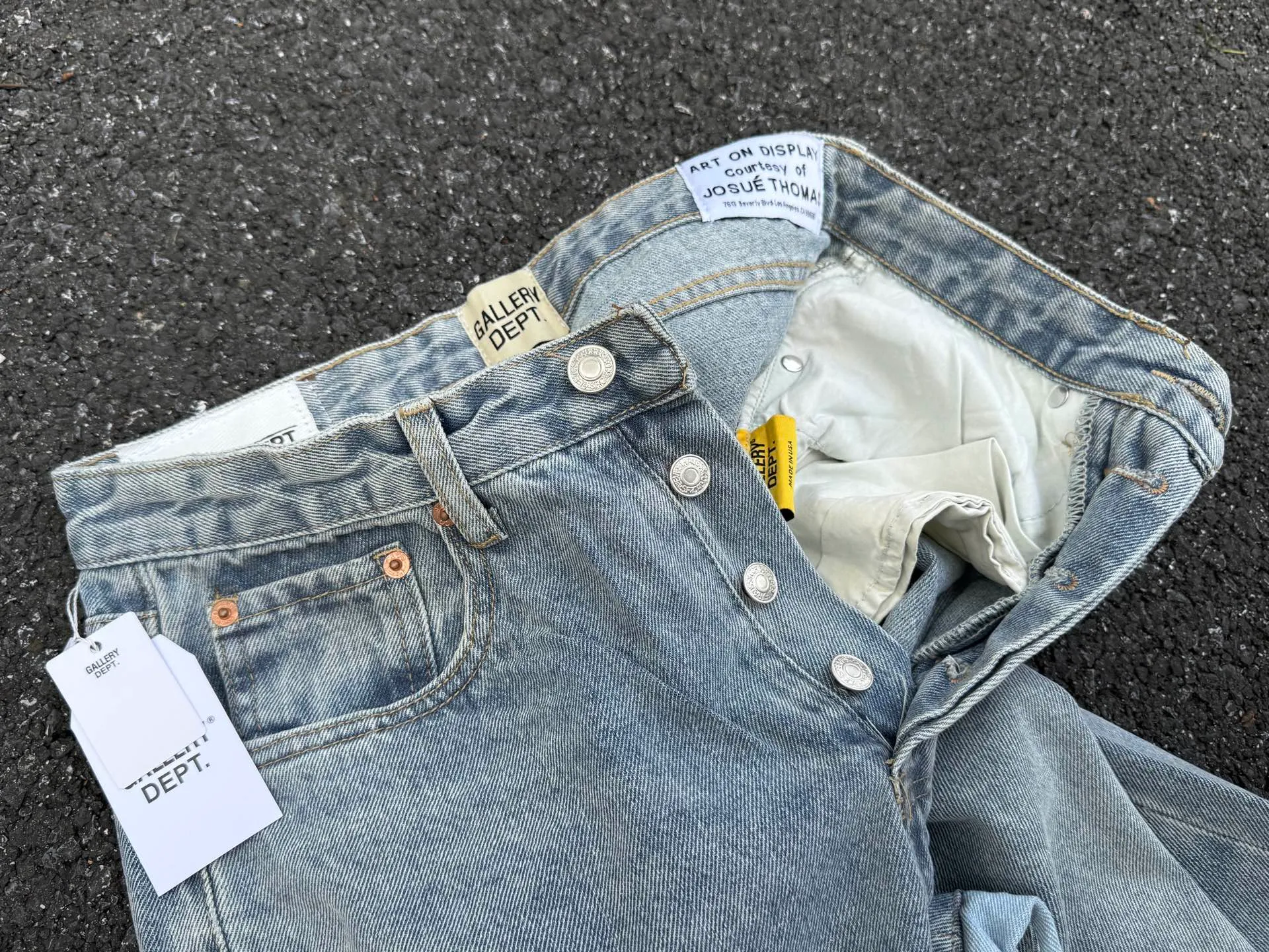 P246💰G11 GALLERY DEPT. Denim bell-bottoms, washed and distressed spliced ​​jeans. GALLERY is attracted by these bell-bottoms. Whether it is a reset of Carhartt or Levis, it creates a strong brand style. Since these pants are modified from rare vintage, the production capacity is limited. Therefore, after many icons wore them, these pants were once hard to find. Later, perhaps due to the improvement of GD's business in the past two years and the expansion of production lines, the brand itself lowered the price, so I can't wait any longer for these pants this year and will definitely buy them. During the process of the denim washing plant, the owner of the washing plant helped introduce a boss who had worked for Levi's foundry and started his own business. This also paved the way for the following styles. Therefore, Levi's remodeled single product for the base plate is really familiar. Whether it is the fabrics supplied or the lathes used in production, there is nothing to choose from. -Color: blue -Size: S-XXL (corresponding to 28-36)